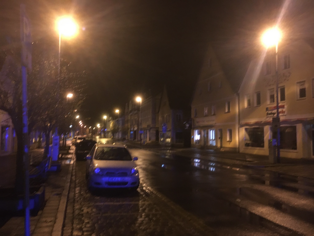 Das Blaulicht spiegelt sich in allem
