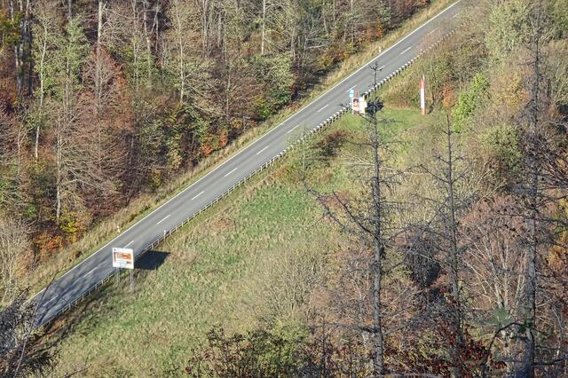 Drängetal (L100) vom Steinbergkopf aufgenommen, durch das starke  Ankippen der Kamera  (ca. 45°) in Talrichtung, entstand der falsche Eindruck, dass das Tal nach rechts steil ansteigt. In Wirklichkeit existiert ein Gefälle nach  rechts oben.