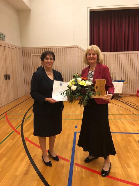 Elisabeth Hierl: Ehrung mit Bürgerpreis in Bronze, Urkunde und Blumenstrauß.