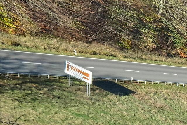 Durch Perspektivveränderungen habe ich das vorherige Original - Bild so verändert, das es in etwa dem Bild entspricht, welches in unserem Gehirn entsteht, wenn wir vom Steinbergkopf  in das Dränge -Tal hinunter blicken.