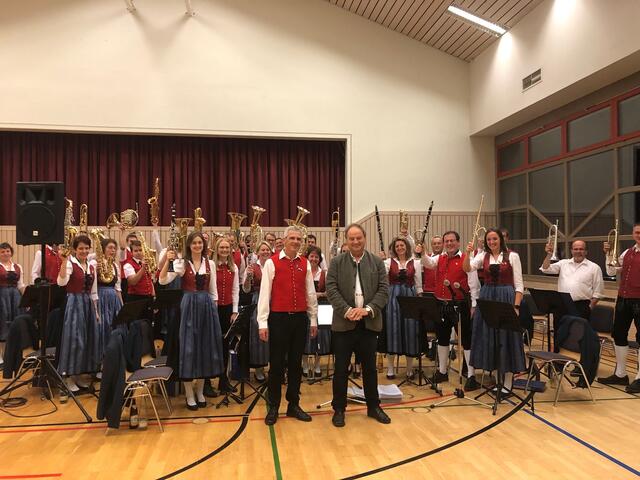 Gruppenbild mit Musikkapelle, Dirigent Manfred Braun und Pfarrer Rainer Maria Schießler.