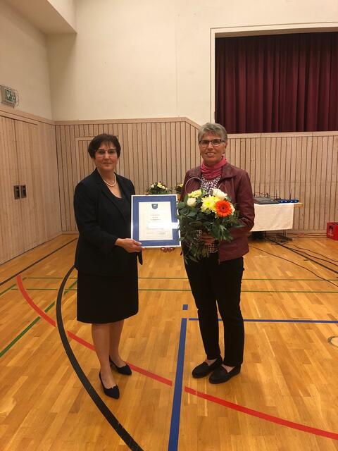 Regina Ehleiter: Ehrung mit Urkunde und Blumenstrauß.