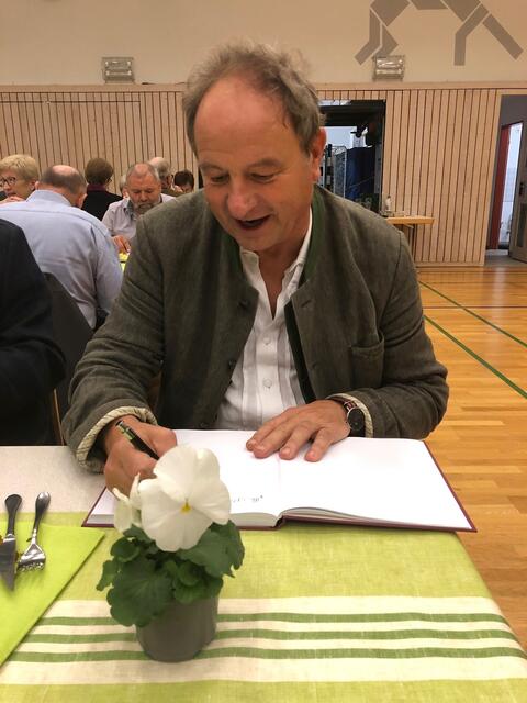 Eintrag ins "Goldene Buch" der Gemeinde.