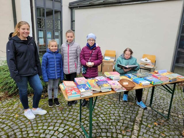 Susanne Hurler und ihre Mädchengruppe boten auch Bücher beim Bücherflohmarkt an. | Foto: Christine Baumgartner