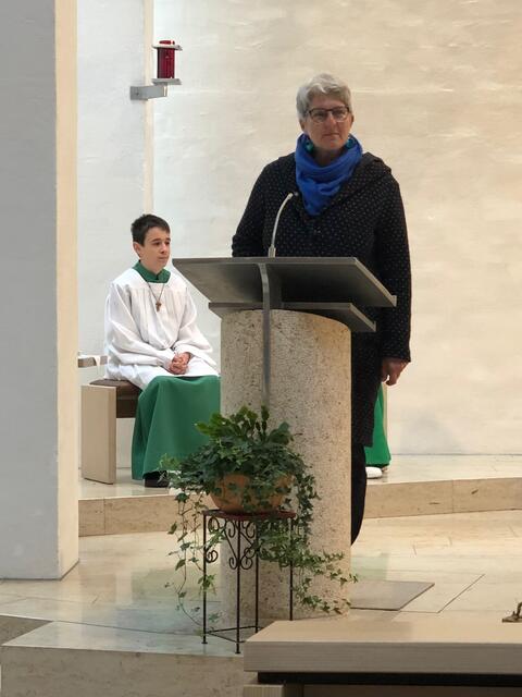 Elisabeth Wagner-Engert vom Büchereiteam begrüßte die Mitfeiernden am Buchsonntag beim Familiengottesdienst.