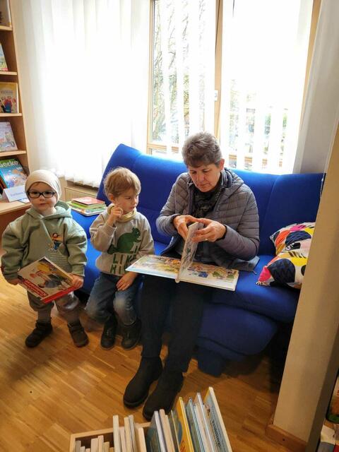 Bitte aus dem Buch vorlesen. | Foto: Christine Baumgartner
