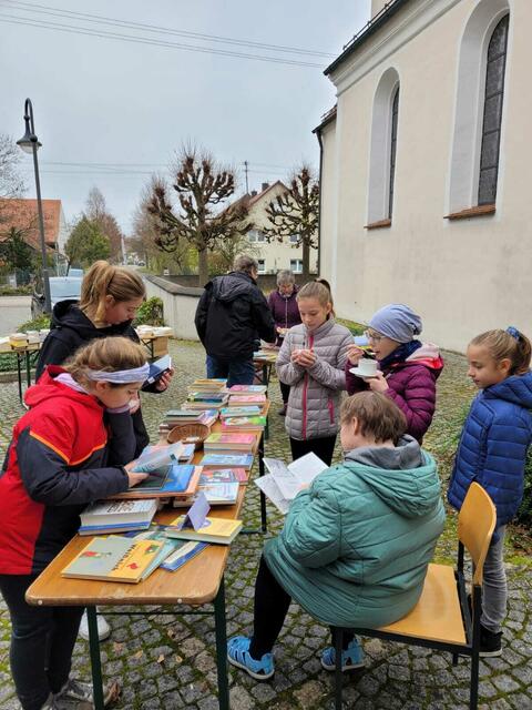 In Büchern schmökern macht Spaß. | Foto: Christine Baumgartner