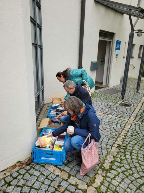 Der Bücherflohmarkt macht Spaß. | Foto: Christine Baumgartner
