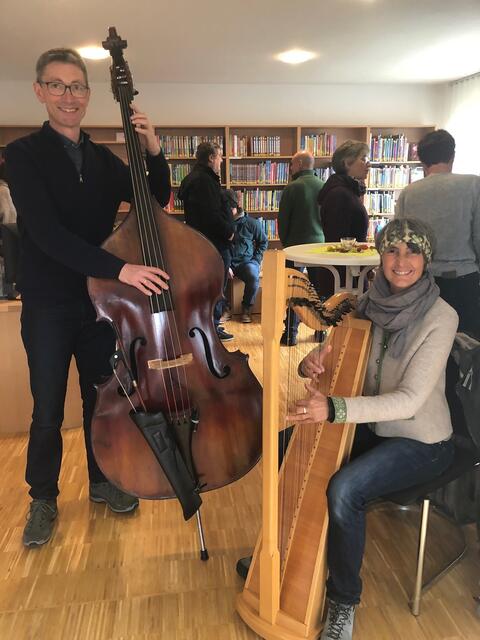 Hubert Malik am Kontrabass und Doris Trautner an der Harfe - sie unterhielten später auch noch in der Bücherei.
