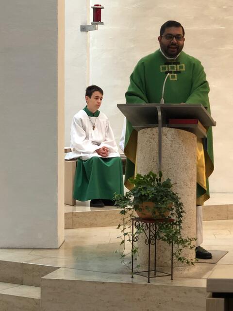 Kaplan Sanoj feierte die Eucharistie am Buchsonntag in St. Ulrich in Ellgau.