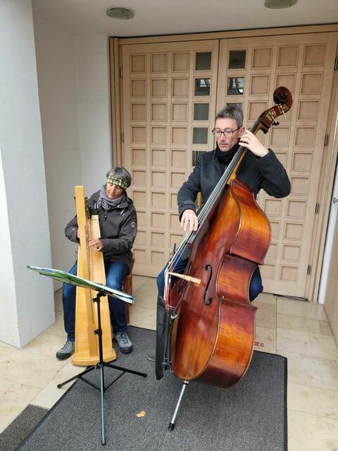 Doris und Hubert umrahmten den Bücherflohmarkt mit musikalischen Weisen. | Foto: Christine Baumgartner
