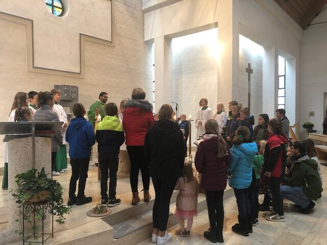 Alle Kinder waren zum Vaterunser-Gebet um den Altar herum eingeladen.