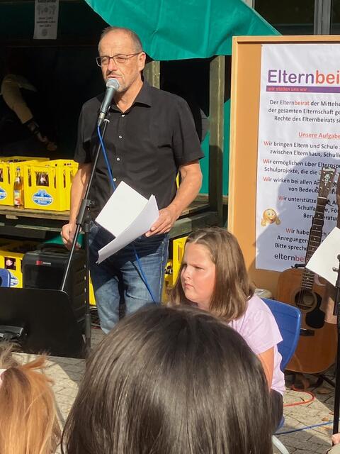 Rektor Peter Reithmeir bei seiner Ansprache beim Schulfest zum Thema "Nachhaltigkeit".