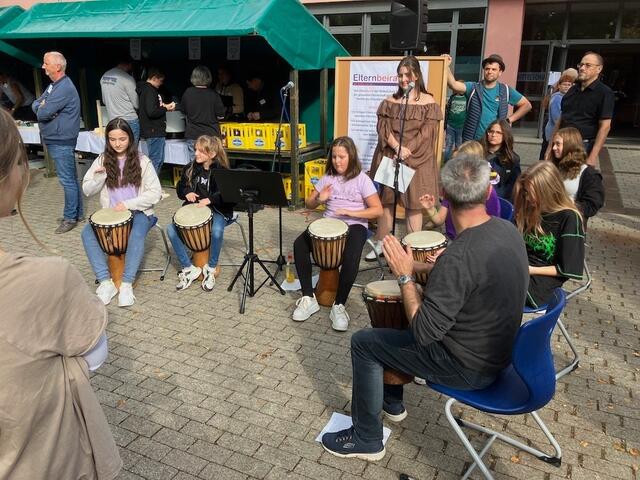 Eine Musikgruppe und Solistin Delia Krohn erfreuten unter der Regie von Lehrer Klaus Edenhofer beim Schulfest mit musikalischen Beiträgen.