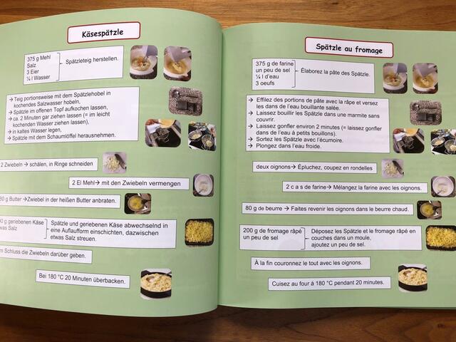 Ein Kochbuch mit Rezepten in deutscher und französischer Sprache.