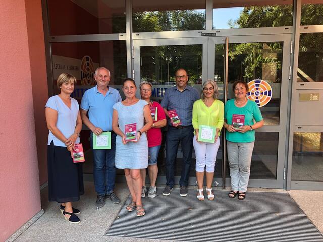Die Vorstandschaft des Fördervereins der Mittelschule Meitingen mit Rektor Peter Reithmeir (Dritter von rechts) und der ehemaligen Konrektorin Rosmarie Gumpp (rechts).