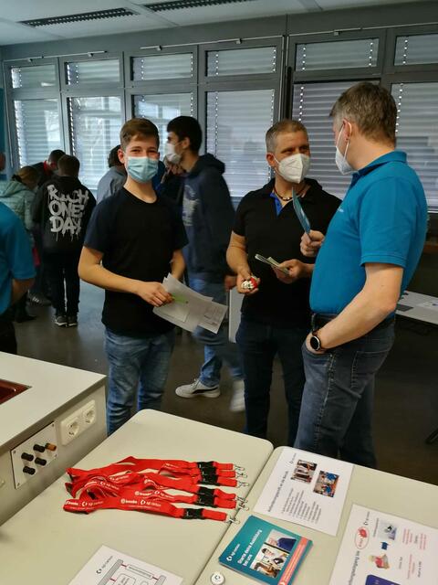 Beim Berufsinformationstag stand Ausbilder Ulrich Spiegel von der SGL-Carbon in Meitingen gerne Rede und Antwort.