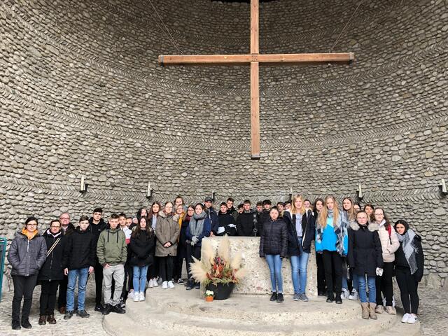Immer wieder besuchen die Abschlussklassen die Gedenkstätte in Dachau. Hier ein Gruppenbild nach einer Andacht in der Versöhnungskirche.