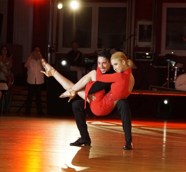 Auftritt der "Let's Dance" Sieger 2022 René Casselly und Kathrin Menzinger bei unserer Jubiläumsgala