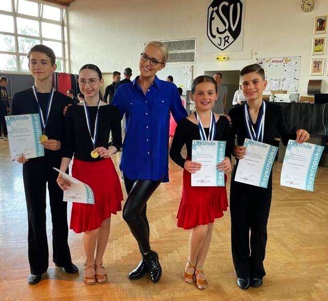 Trainerin Sandra Schüssler freut sich mit ihrem Tanz-Nachwuchs über die tollen Ergebnisse