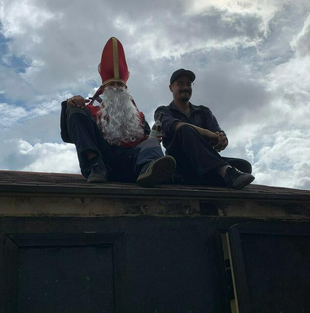 Kilian Bardenhagen und der MC Nikolaus genießen eine kurze Ruhepause bei der Hüttenrenovierung