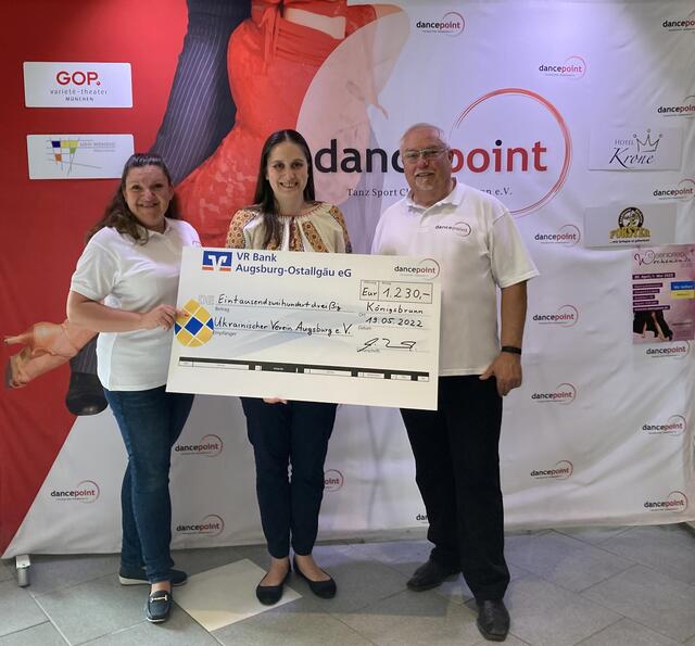 Der TSC dancepoint spendet an den Ukrainischen Verein Augsburg                                                                            v.l. Nicole Schroll (2. Vorsitzende des TSC dancepoint),
       Olena Yaremko (1. Vorsitzende des Ukrainischen 
                                    Vereins Augsburg),
     Udo Wendig (1. Vorsitzende des TSC dancepoint)