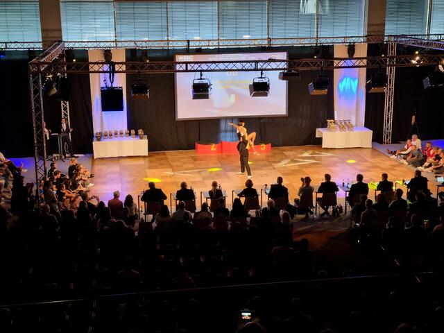 World Cup Boogie Woogie - Die Sporthalle am Gymnasium Königsbrunn wurde in eine Event-Halle verwandelt