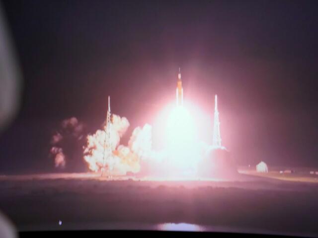 . . . Start der Superrakete “Artemis 1“. . .