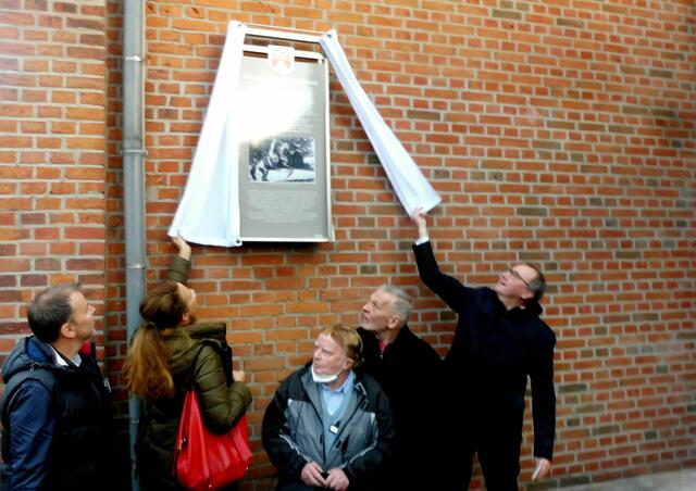 Enthüllung der Gedenktafel für Stauffenberg anlässlich seines 115. Geburtstages am 15. 11. durch Frau Samii und Herrn Dr. Binner. Im Vordergrund Mitte ist der Gedenktafel-Initiator Wolfgang Leonhardt zu sehen.