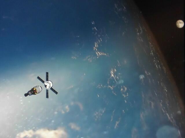 . . . die Raketenstufe trennt sich von der Orionkaspsel . . .