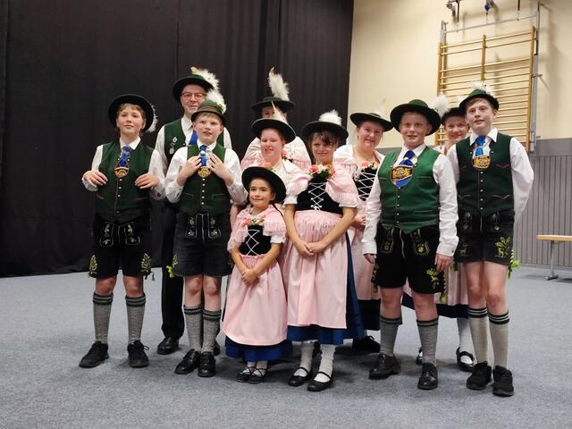 Die Jugendgruppe des Trachtenvereins "D'Zusamtaler" Wertingen.