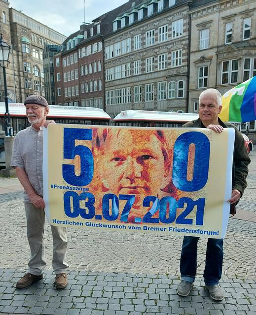 Zum 50. Geburtstag von Julian Assange wurde in Bremen öffentlich auf dem Marktplatz gratuliert.