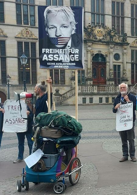 Für uns gilt weiterhin: "Nicht diejenigen, die Kriegsverbrechen aufdecken, gehören ins Gefängnis, sondern die, die sie begehen und in Auftrag geben."
#FreeAssange #FreeAssangeNow