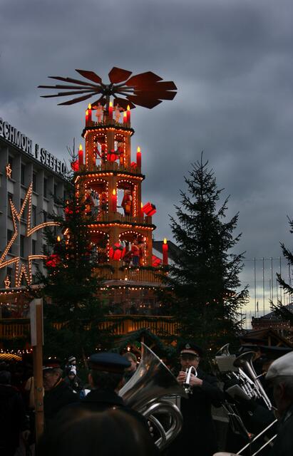 Die beliebte Weihnachtspyramide am Kröpcke