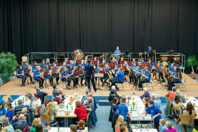 Nach einer kurzen Umbaupause kam das Jugendorchester unter der Leitung von German Moreno Lopez auf die Bühne. Die 46 Jugendlichen boten ein vielseitiges und anspruchsvolles Programm.