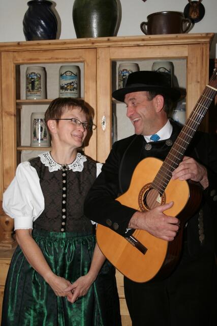 Der Haberer-Zwoagsang, Siegfried und Gisela Bradl, umrahmt die „Heilige Nacht“ mit eigenen Liedern und Musikstücken. | Foto: Siegfried Bradl