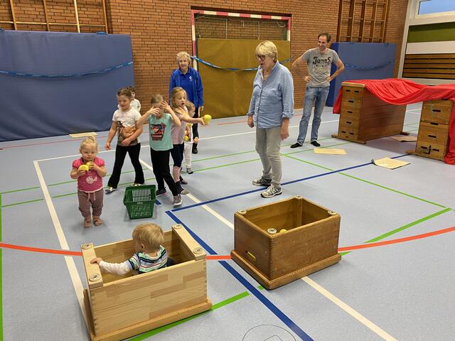 Werfen und Fangen: Zielwasser getrunken? Triff die Bälle in den Kasten.