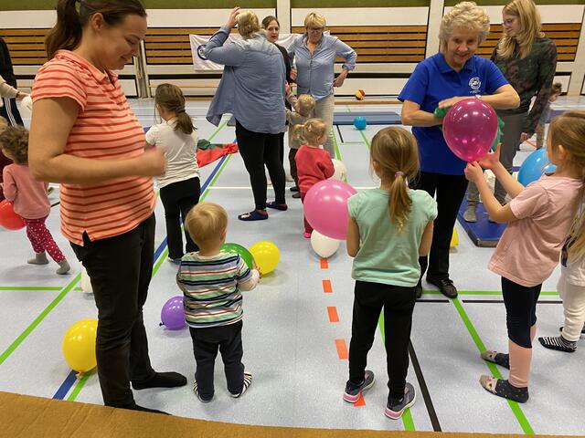 Als Belohnung gibt es zum Schluss einen bunten Luftballon.