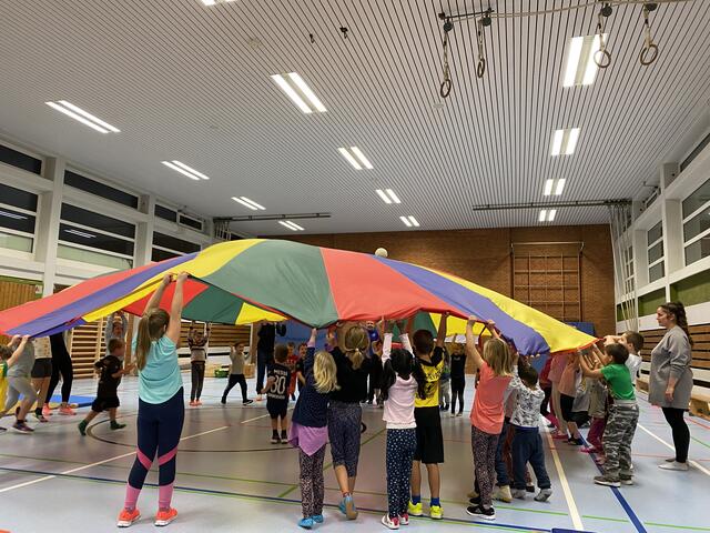 Teamarbeit: Schleudert das Schwungtuch gemeinsam in die Höhe.