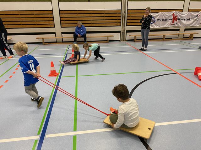 Teamarbeit: Pferd und Kutscher, zieht euch gegenseitig um die Hütchen.