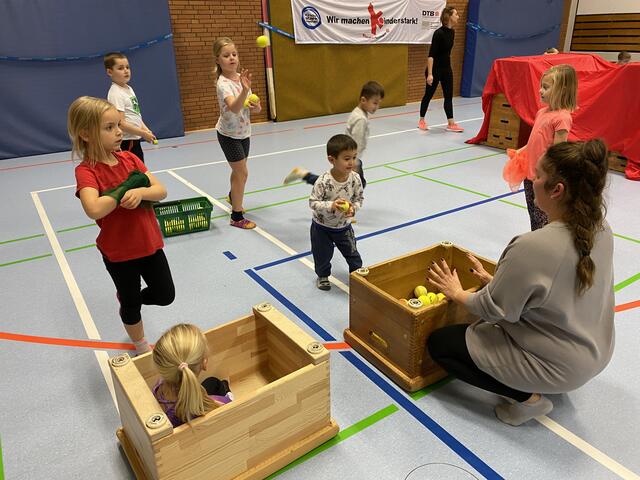 Werfen und Fangen: Zielwasser getrunken? Triff die Bälle in den Kasten.