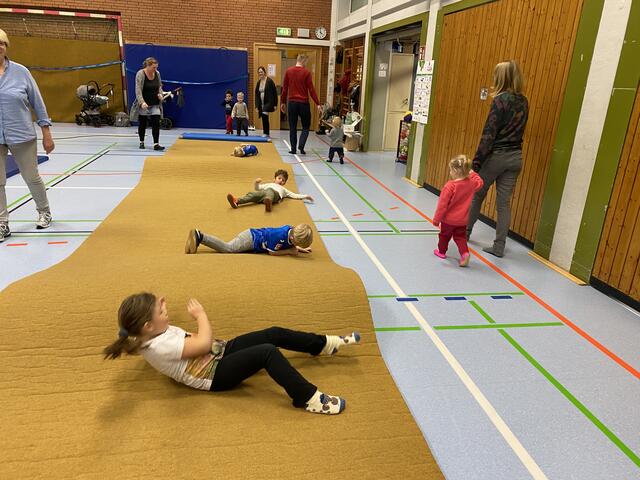 Bewegungslandschaft: Bewege dich durch die Bewegungslandschaft über die gewellten Matten.