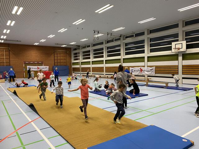 Leben und Treiben in der Engelbosteler Turnhalle.