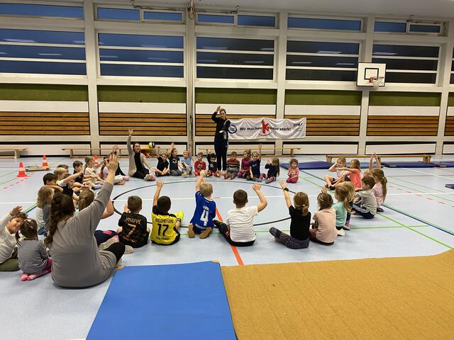 4 - 8 Jahre von 16:30 - 17:30 Uhr,Begrüßungslied: mit gemeinsamen Bewegungen der Tiere