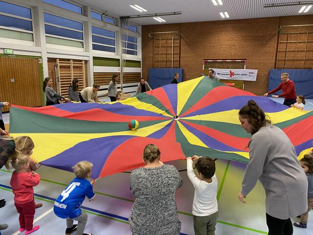 Teamarbeit: Schleudert das Schwungtuch gemeinsam in die Höhe.