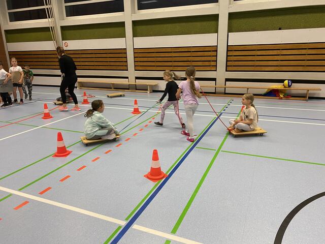 Teamarbeit: Pferd und Kutscher, zieht euch gegenseitig um die Hütchen.
