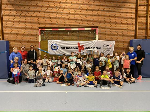Gruppenfoto aller Turnkinder der Gruppe 4-8 Jahre mit den Übungsleiterinnen und Helfer/innen.  Ina, Stefan, Julia (h.l.), Annelore, Anaka (v.l.), Angelika, Jenny (r.)