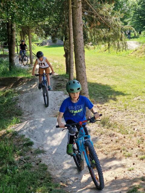 Großen Spaß hatten die Rennteam-Kinder der Abteilung Alpin beim Absolvieren der Hindernisse im Bikepark der Naturfreunde Gersthofen.