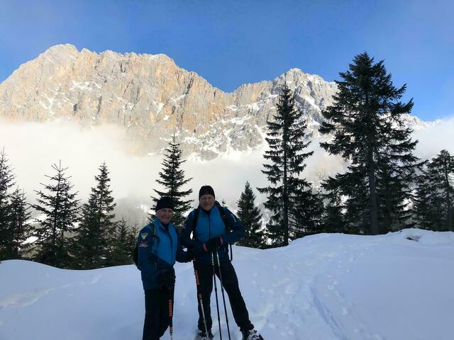 Vor dem majestätischen Panorama des Zugspitzmassivs werden die Schneeschuhwanderungen zu einem echten Erlebnis.
