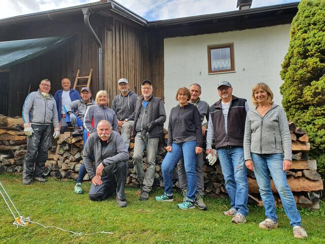 Die Gersthofer Hütte in Rinnen/Tirol wurde an mehreren Wochenenden renoviert und für weitere Jahre ertüchtigt.